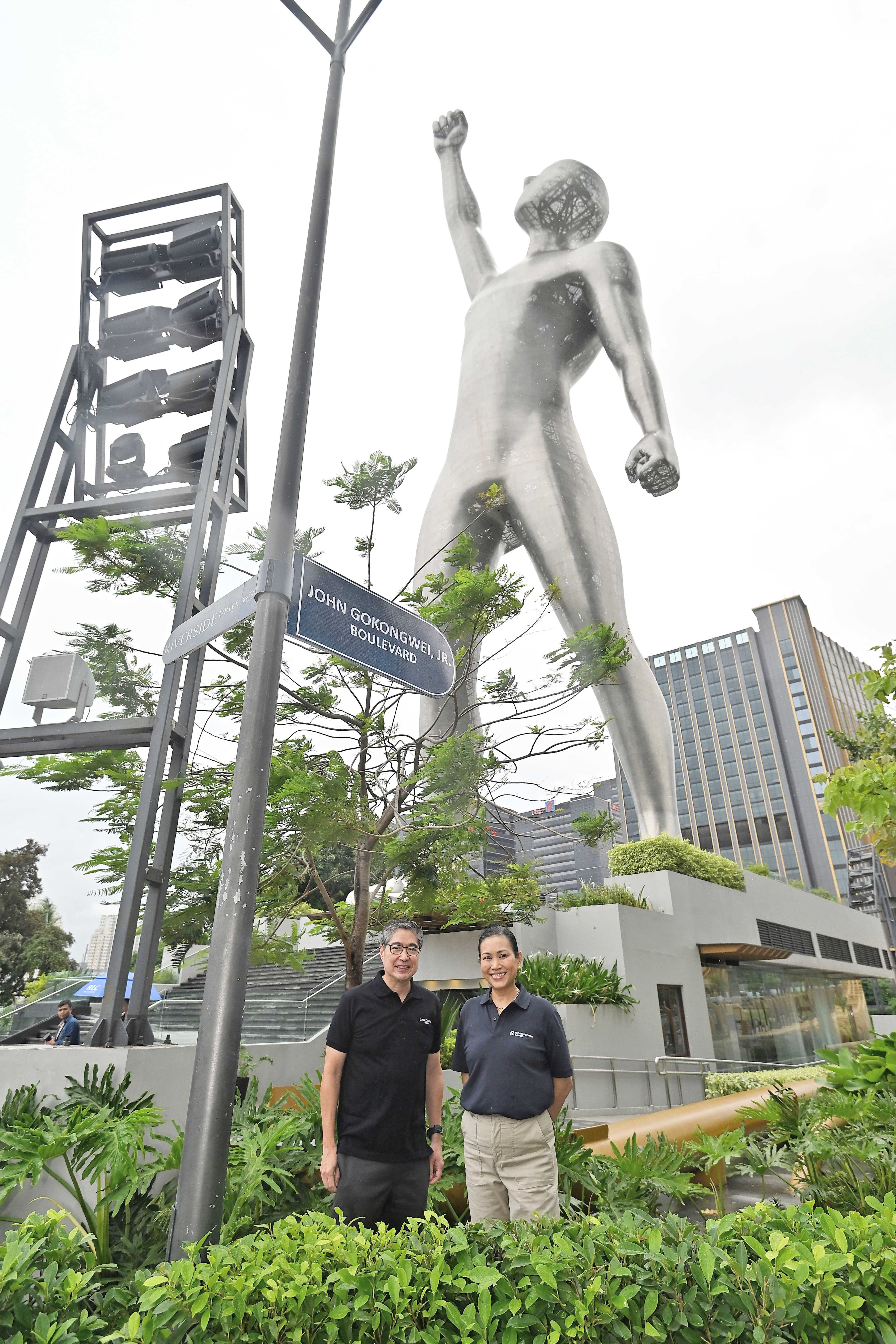 JG Summit President and CEO Lance Y. Gokongwei and Robinsons Land President and CEO Mybelle V. Aragon-GoBio stand beside the newly inaugurated John Gokongwei Jr. Boulevard in Bridgetowne. Stretching nearly a kilometer and connecting Pasig and Quezon City, the boulevard serves as a lasting tribute to the visionary founder whose principles continue to guide the organization he helped build.