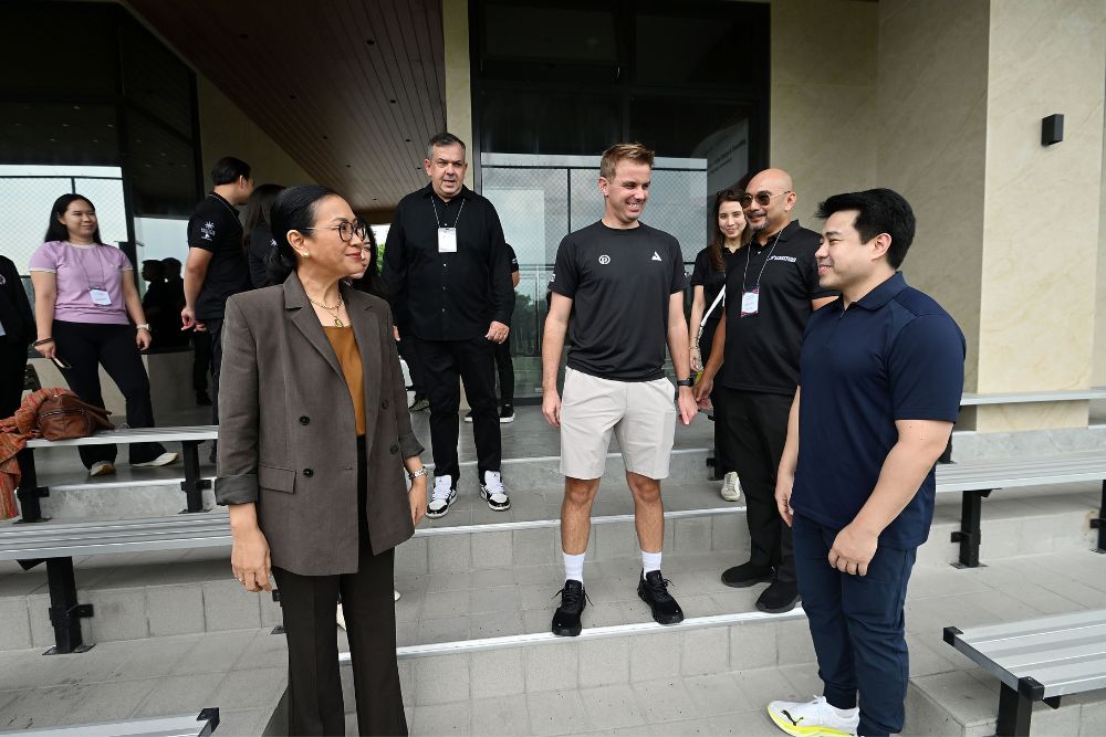 Collin Johns exchanges ideas with Robinsons leaders