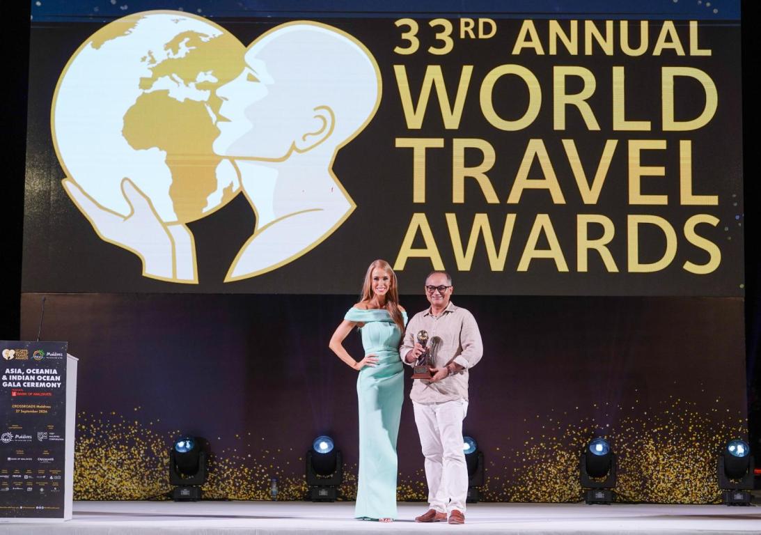 Sir Barun Jolly accepting the award for Robinsons Hotels and Resorts