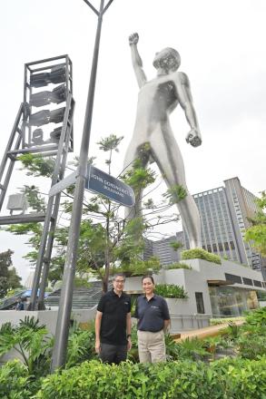 JG Summit President and CEO Lance Y. Gokongwei and Robinsons Land President and CEO Mybelle V. Aragon-GoBio stand beside the newly inaugurated John Gokongwei Jr. Boulevard in Bridgetowne.