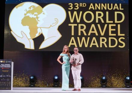 Sir Barun Jolly accepting the award for Robinsons Hotels and Resorts